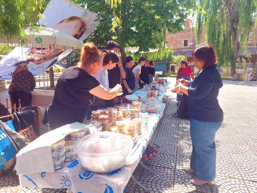 1. Murat Anadolu Lisesi kermes düzenledi