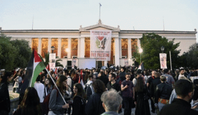 Atina’da öğrenciler Filistin’e destek eylemi düzenledi