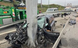 İstanbul’da yön tabelasının direğine çarpan otomobilin sürücüsü hayatını kaybetti