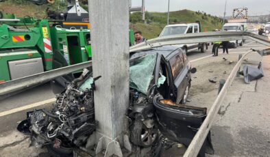İstanbul’da yön tabelasının direğine çarpan otomobilin sürücüsü hayatını kaybetti