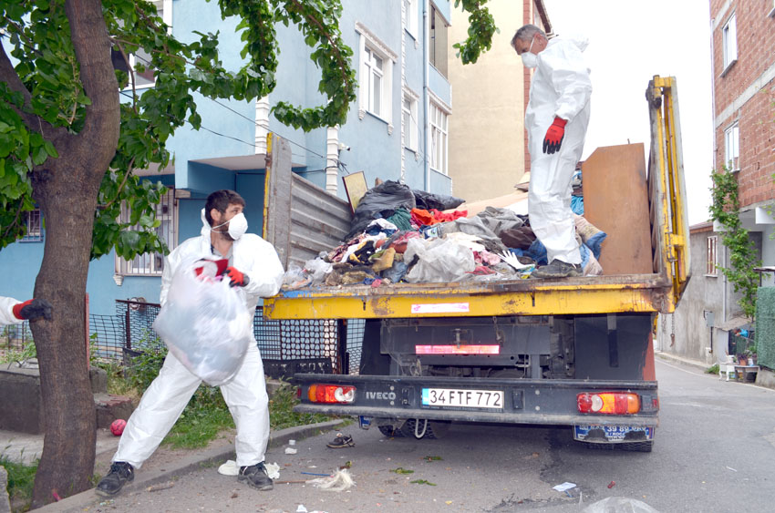 Kocaeli’de bir evden 17 kamyon çöp çıkarıldı