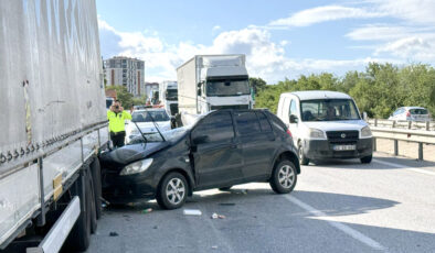 Edirne’de TIR’a çarpan otomobilin sürücüsü yaralandı