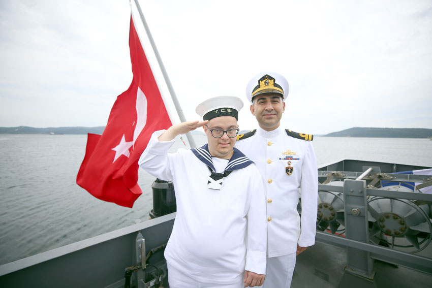 Çanakkale’de 12 engelli genç, üniforma giyip bir günlüğüne temsili asker oldu