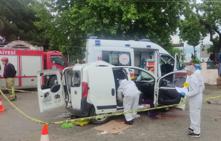 Bursa’da virajda kayan TIR’ın dorsesiyle çarpışan araçtaki 3 kişi öldü, 4 kişi yaralandı