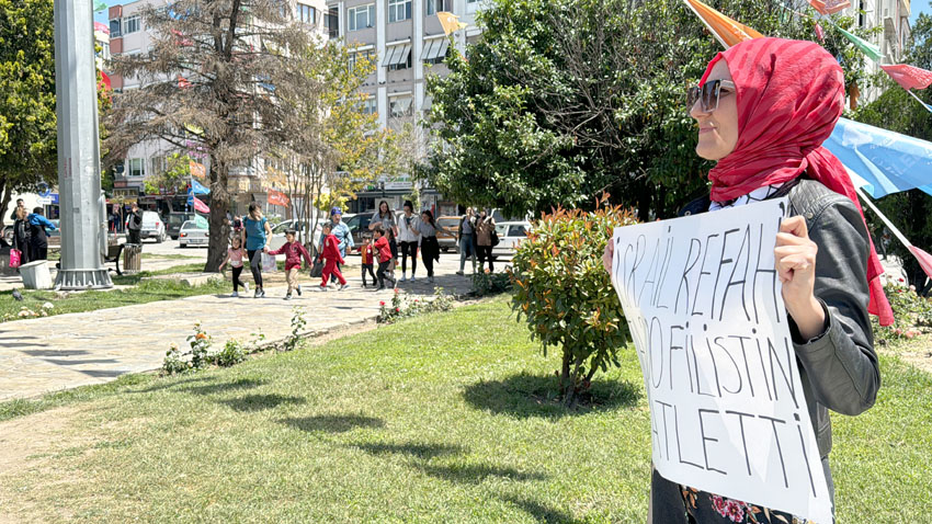 Kırklareli’nde tek kişilik protestosu ile İsrail’in Filistin’e saldırılarına dikkati çekti