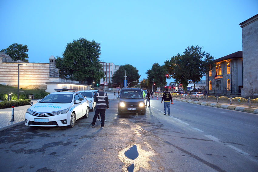 Asayiş uygulamasında 7 düzensiz göçmen ve aranan 5 şüpheli yakalandı