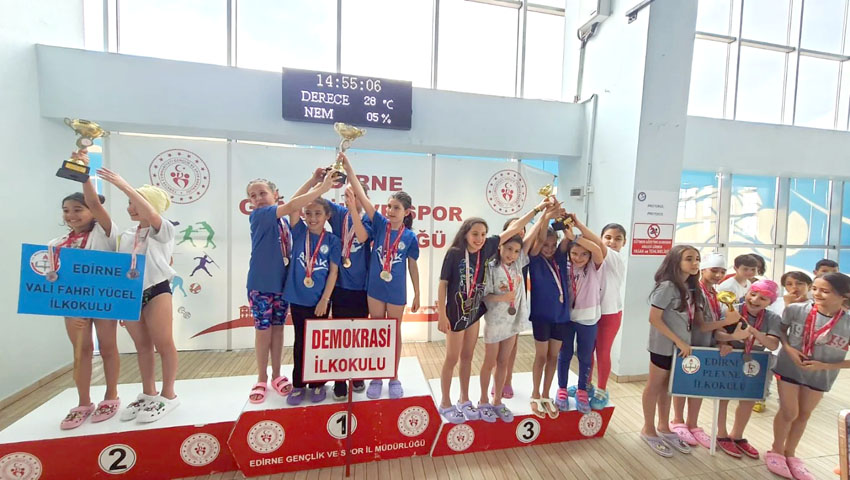 Minik sporcular yüzme heyecanı yaşadı
