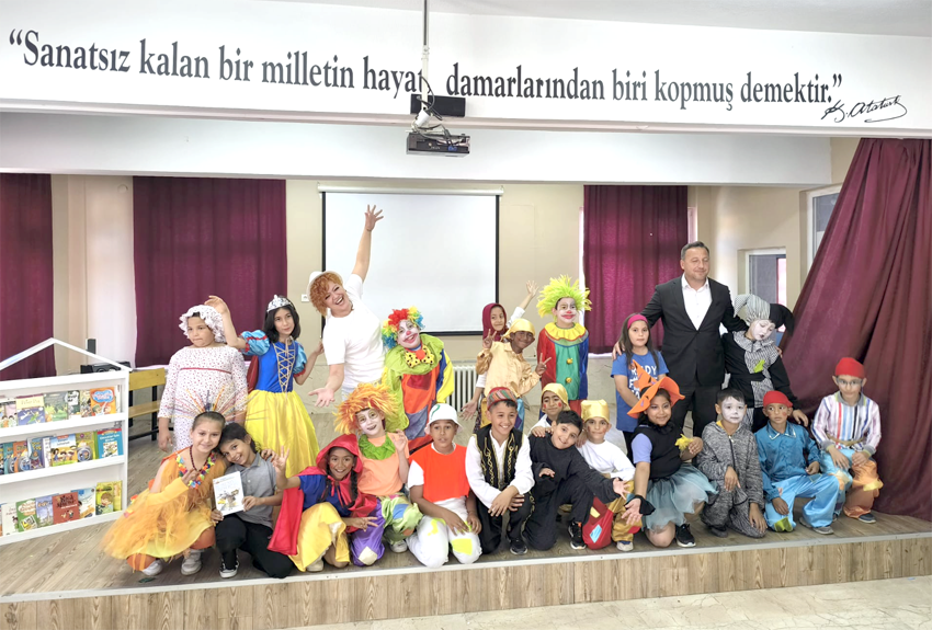 İlkokul öğrencilerinden muhteşem tiyatro performansı