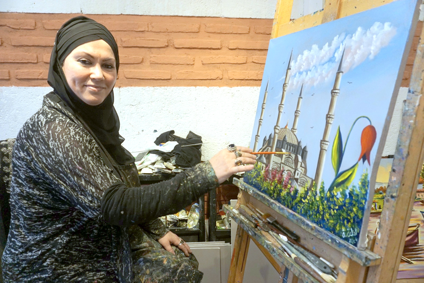 Ressam Özkal: Tablolarımla her eve misafir olmak istiyorum