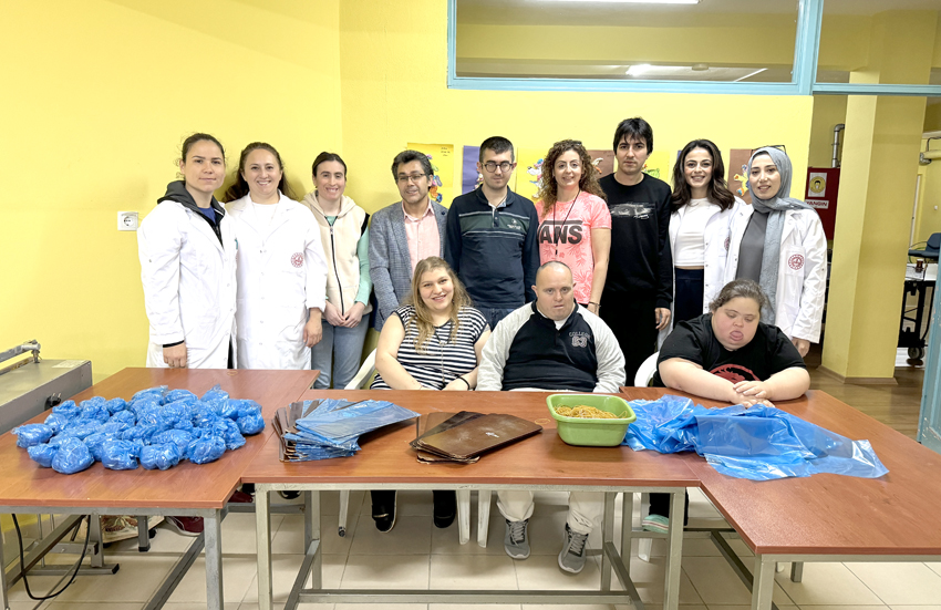 Tekirdağ’da engelli öğrenciler işletmeler için galoş üretiyor