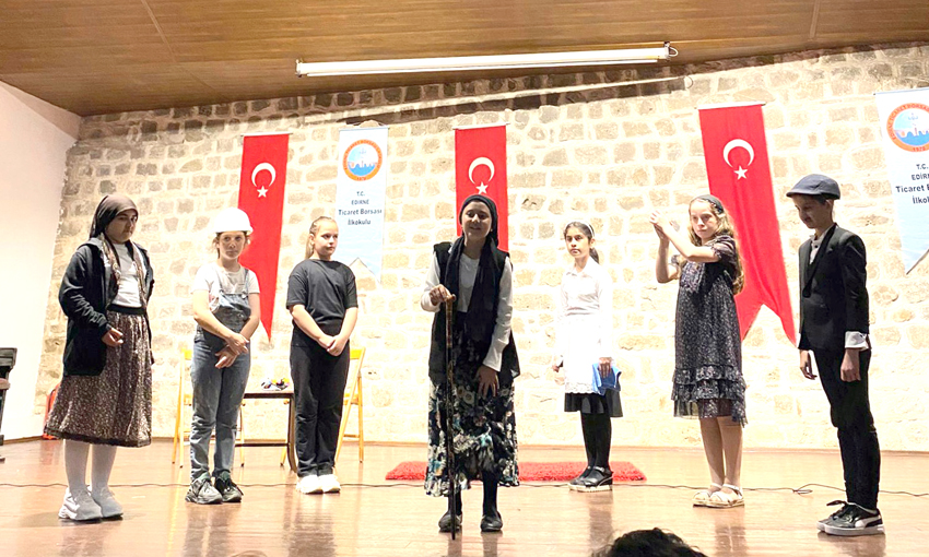Miniklerden Pırlatan Bal tiyatro gösterisi