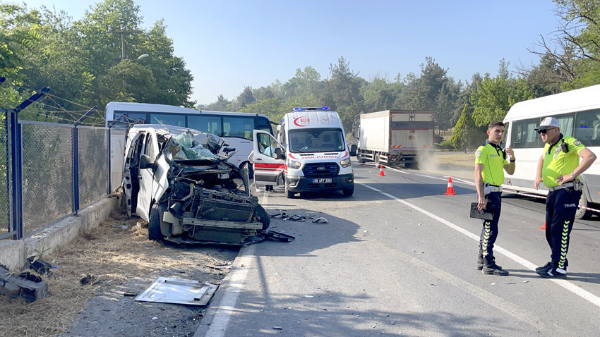 Tekirdağ’da işçi servisi ile panelvan çarpıştı: 2 kişi öldü, 9 kişi yaralandı