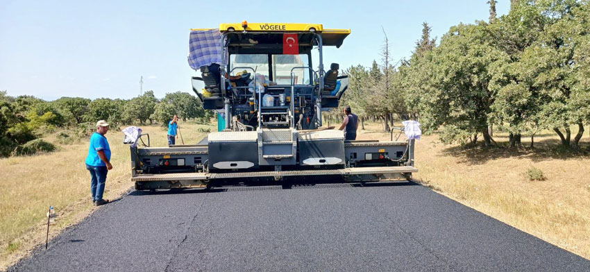 Edirne İl Özel İdaresinin köy yollarındaki sıcak asfalt çalışmaları devam ediyor