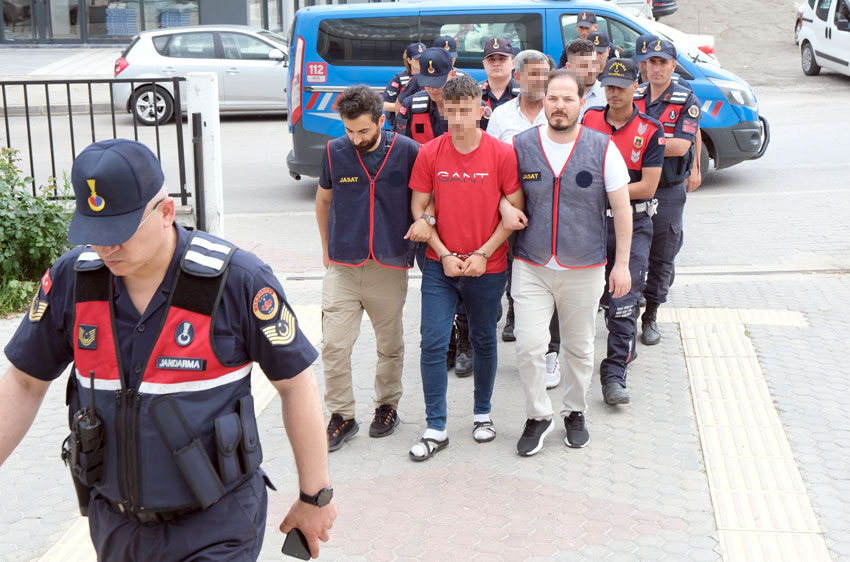 Kırklareli’nde fabrikadan kablo çaldığı iddia edilen 5 zanlıdan 3’ü tutuklandı