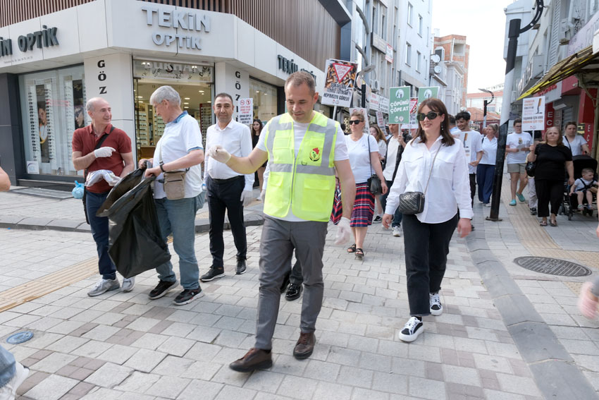 Kırklareli’nde Belediye Başkanı Derya Bulut ile öğrenciler caddede çöp ve izmarit topladı