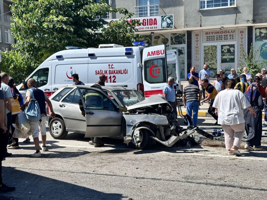 Tekirdağ’da otomobil ile yolcu minibüsü çarpıştı, 5 kişi yaralandı