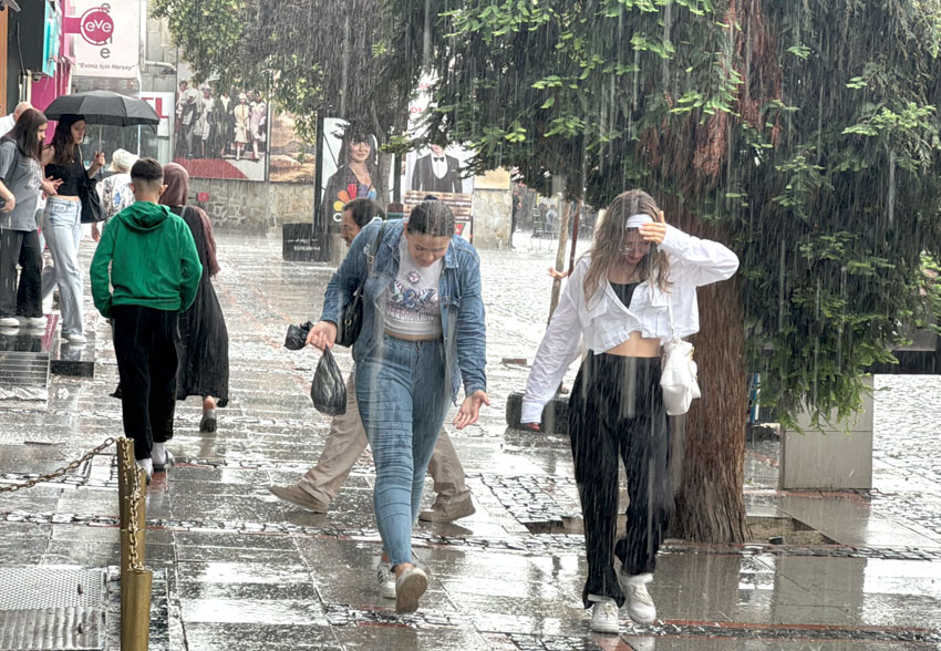 Şiddetli sağanak vatandaşlara zor anlar yaşattı