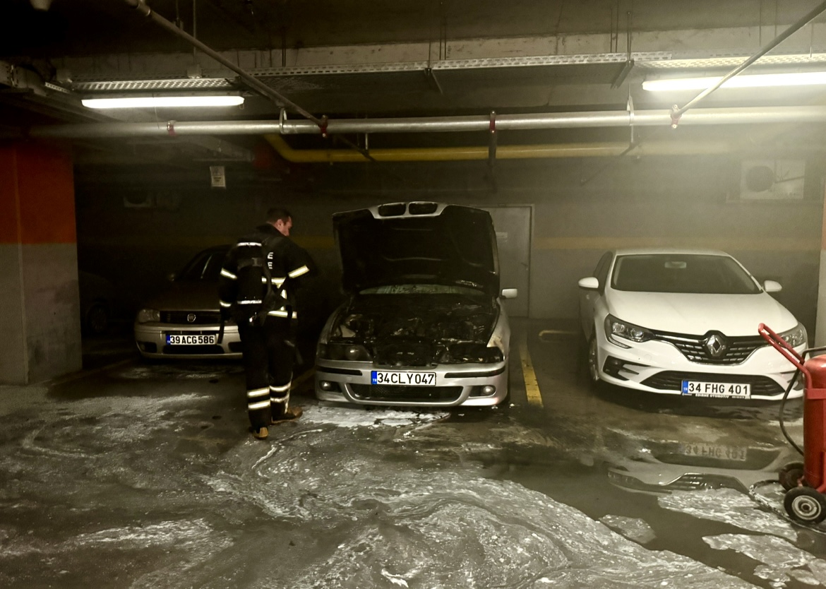 AVM otoparkında araç alev aldı