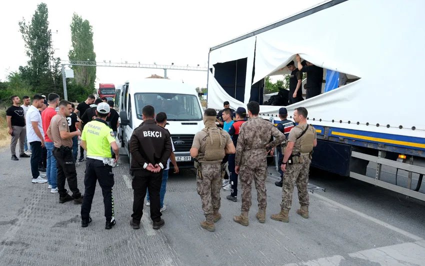 Hareket halindeki TIR’dan atladılar:  7’si yaralanan 58 düzensiz göçmen yakalandı
