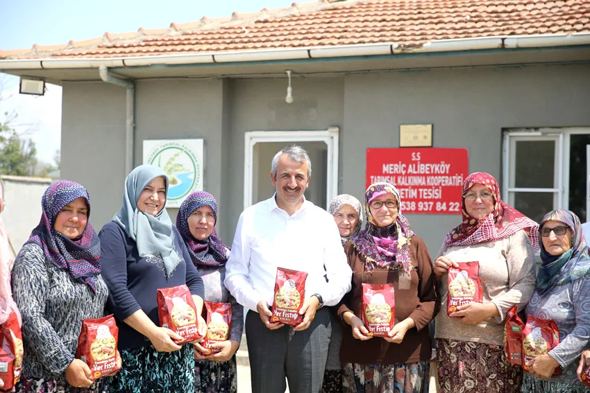 Edirne’de kadınlar tarafından işlenen yer fıstığı tüm marketlerde satılacak