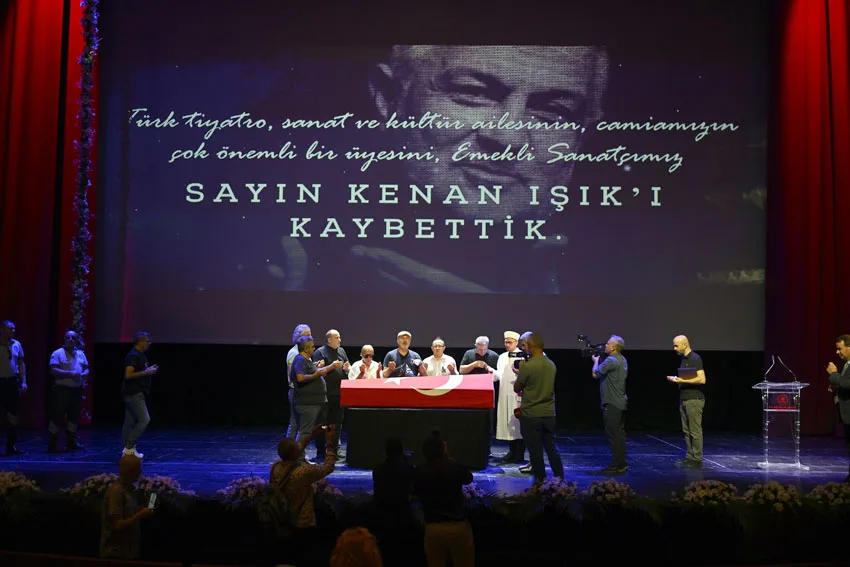 Sanatçı Kenan Işık için AKM'de tören düzenlendi haberi. Son Dakika İstanbul  haber başlıkları ve gelişmeler - Edirne Son Haber