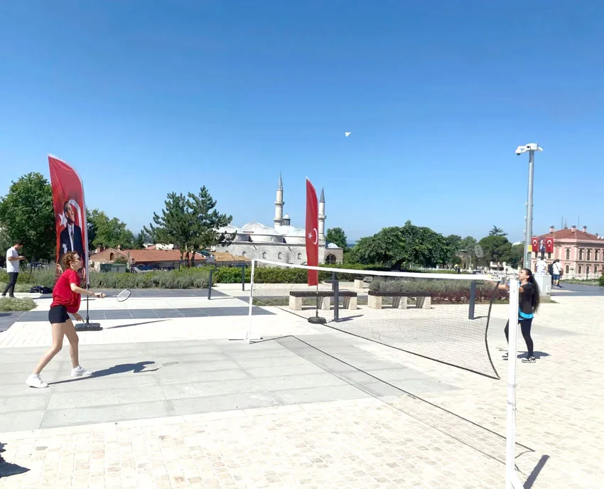 Batminton 2 jpg - Selimiye gölgesinde badminton oynadılar
