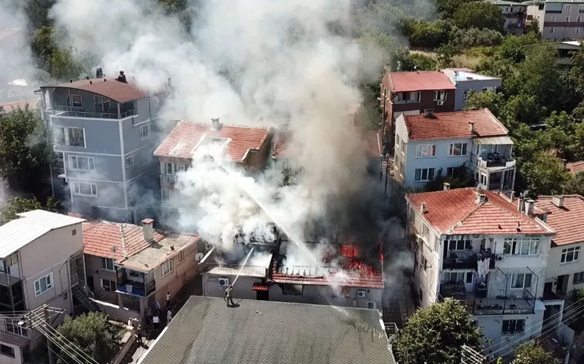 Bursa’da yangın çıkan müstakil ev kullanılamaz hale geldi