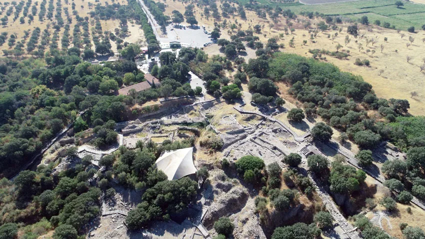 Troya’da arkeologlar saray ve agora ile sur duvarını gün ışığına çıkarıyor