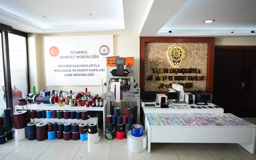 Avrupa’ya hediyelik eşya içinde sahte pasaport ve kimlik gönderen şüpheliler yakalandı