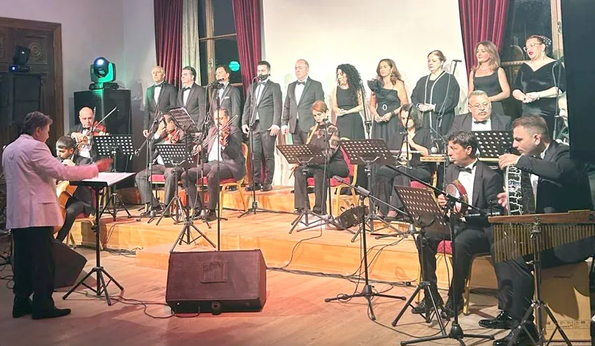 Sanat sezonu “Güller Arasında” konseriyle başladı