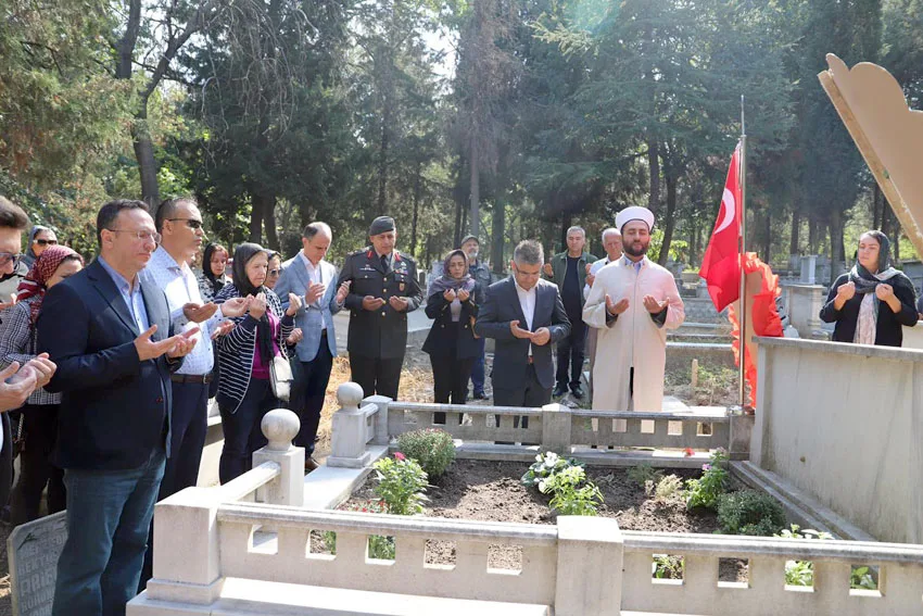 Şehitlerimiz kabirleri başında anıldı