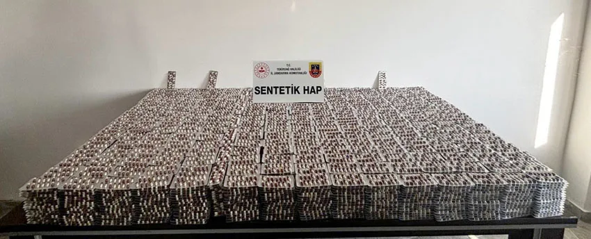 Tekirdağ’da kaza sonrası terk edilen otomobilden binlerce sentetik ecza çıktı