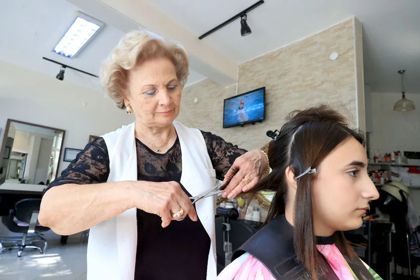 Edirne’nin ilk kadın ahisi yarım asırdır saçları şekillendiriyor