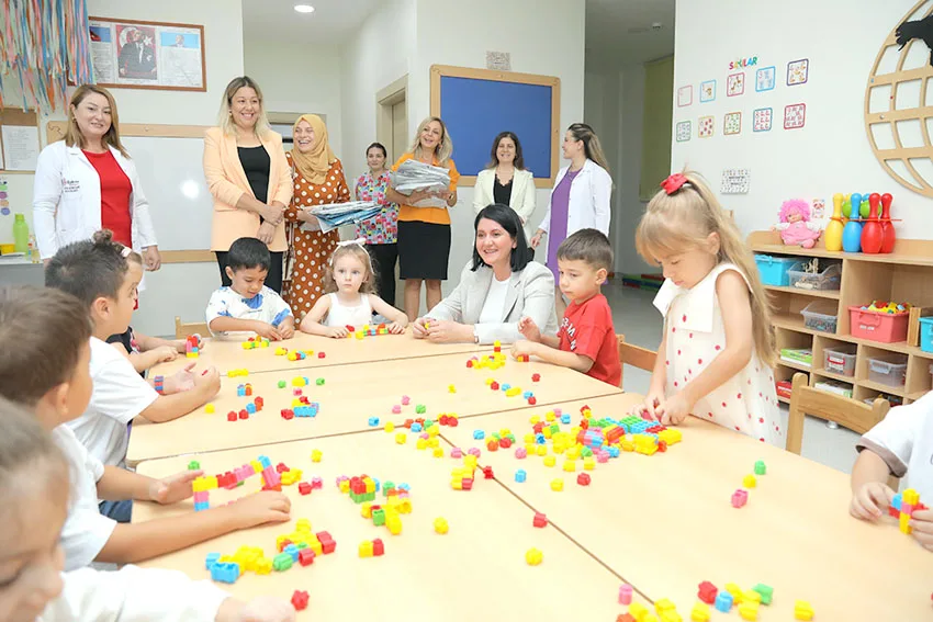 Miniklerin ilk gün heyecanına ortak oldu