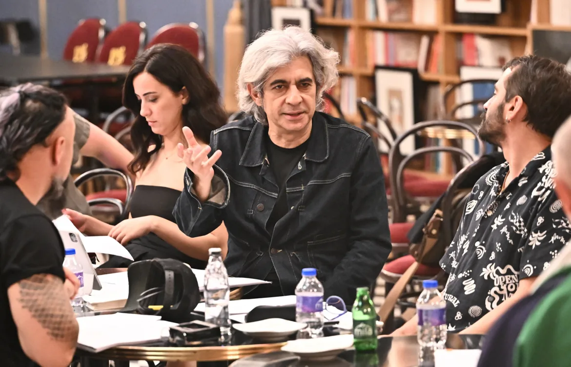 Okan Bayülgen’in yeniden kaleme aldığı “Drakula” seyirciyle buluşmaya hazırlanıyor