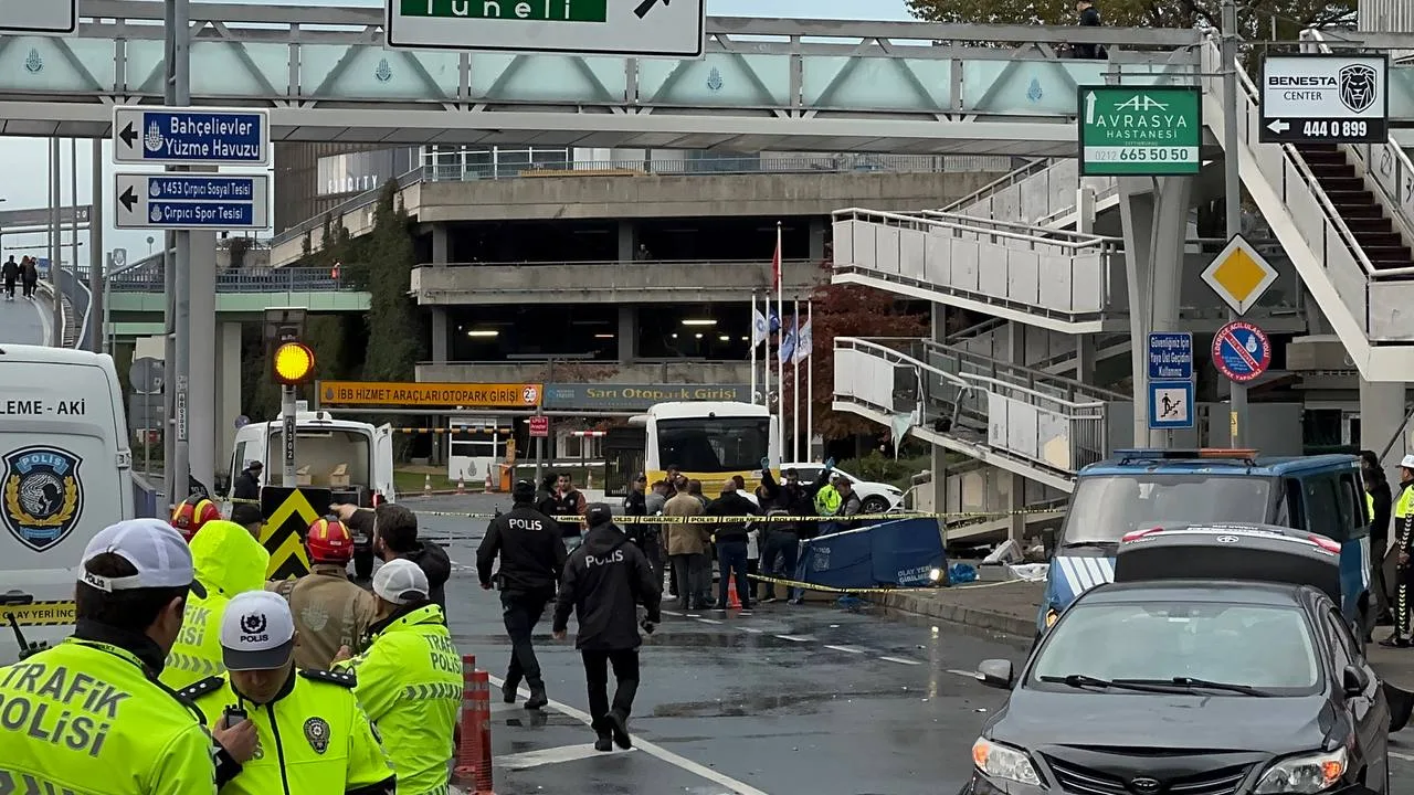 İstanbul’da kazaya müdahale eden trafik polisi, İETT otobüsünün çarpması sonucu şehit oldu