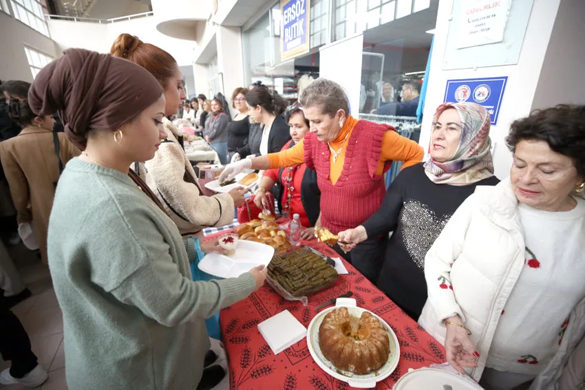 Çanakkaleli 101 anne, Cumhuriyet’in 101. yılı anısına üniversite öğrencilerine yemek yaptı