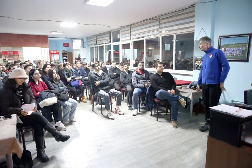 Süper Lig Hakemi Yankaya hakem adaylarıyla bir araya geldi