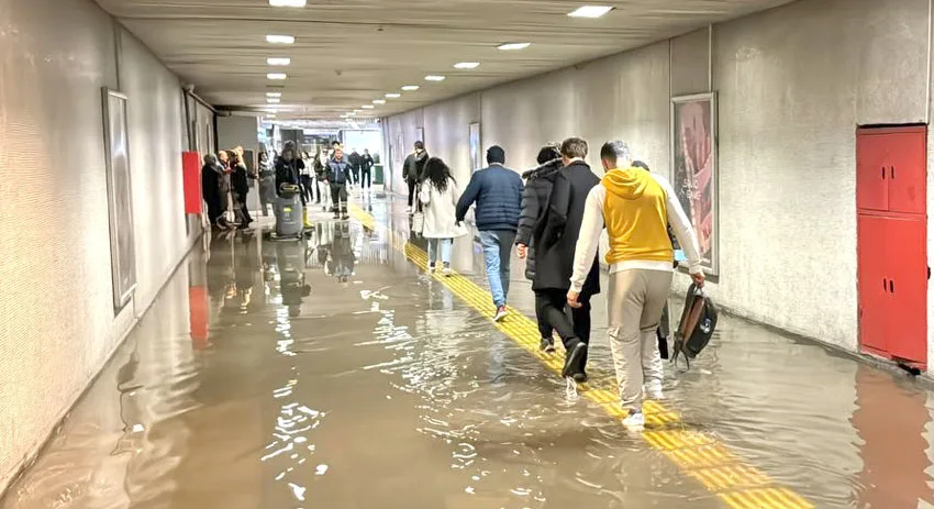 İstanbul’da metro alt geçidini kanalizasyon suyu bastı