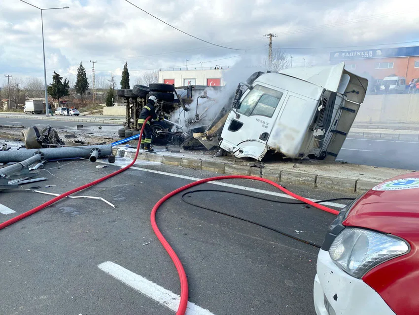 Tekirdağ’da kaza yapan TIR alev aldı
