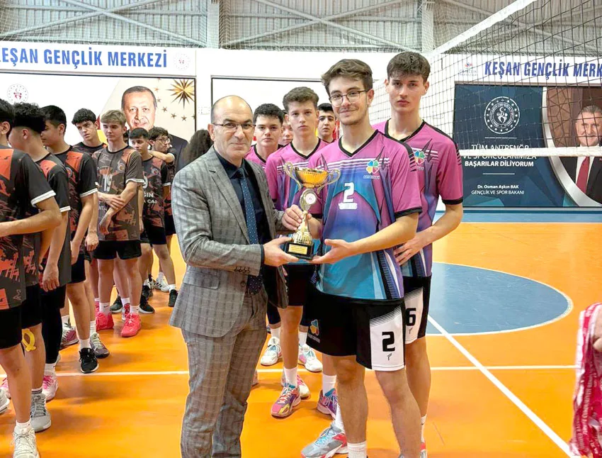 Voleybol Genç Erkeklerde kupa Batı Koleji’nin