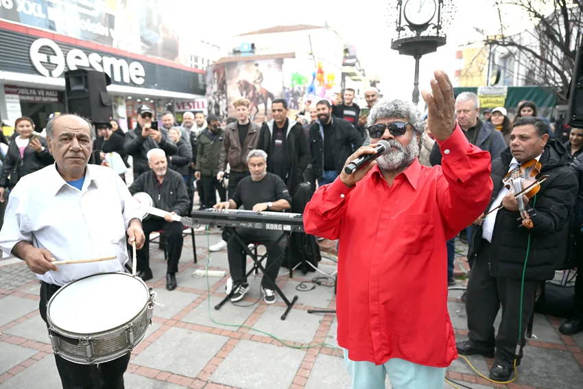 Çeribaşının caddede çektiği klip açık hava konserine döndü