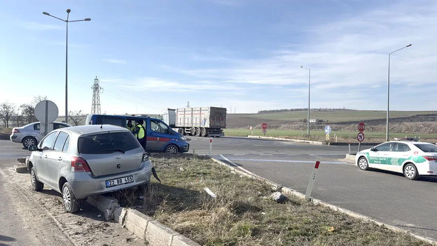 Edirne’de yolcu minibüsü ile otomobilin çarpıştığı kazada 2 kişi yaralandı