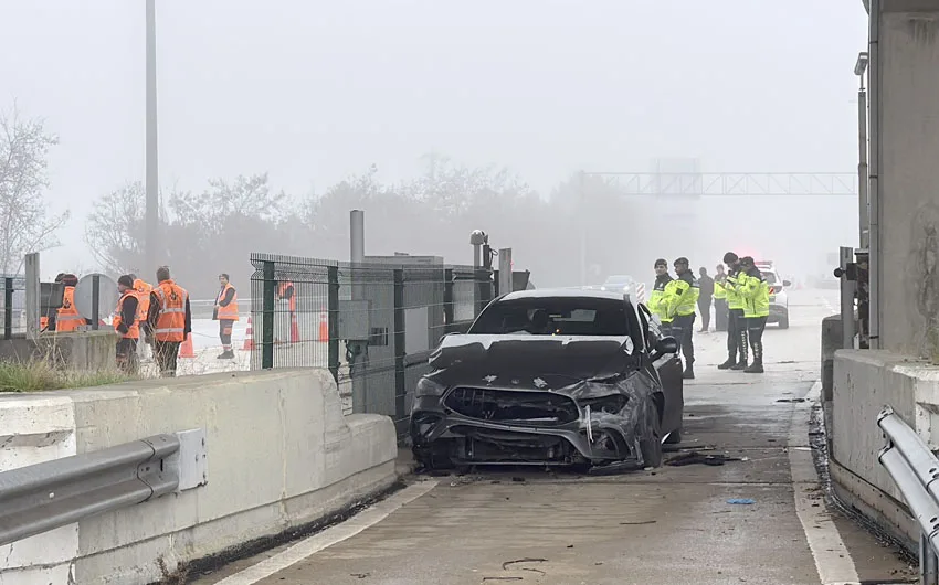 Otoyol gişelerinde bariyere çarpan araçtaki 3 kişi yaralandı