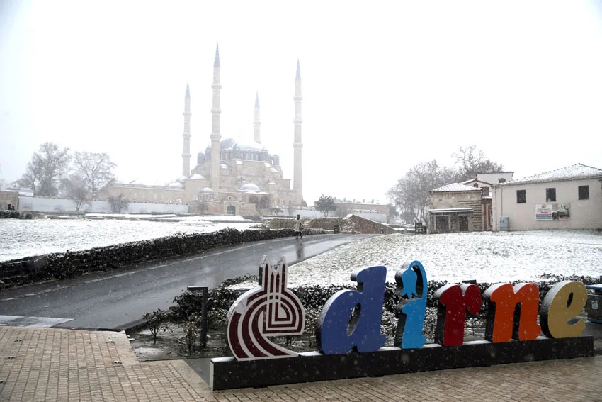 AA 20250115 36747132 36747126 EDIRNEDE KAR - Kar yağışının akşam saatlerinde etkisini yitirmesi bekleniyor