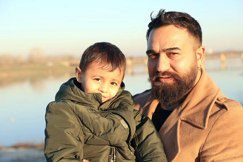 Azerbaycanlı ressam, kas hastası 4 yaşındaki Yakup’un dev portresini resmetti