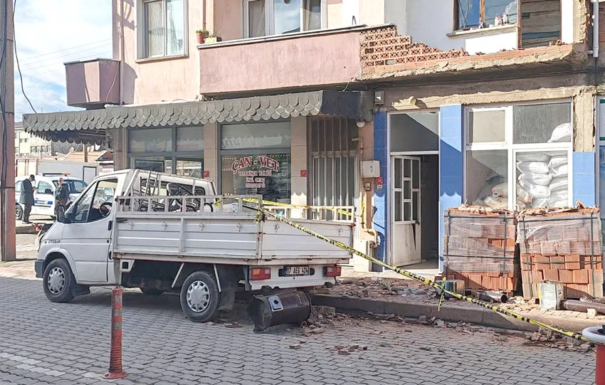 Çanakkale’de balkondan buzdolabıyla birlikte düşen kişi yaralandı