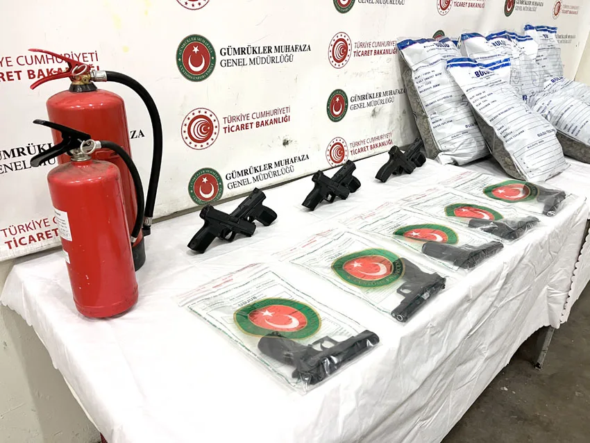 Kapıkule’de iki ayrı operasyonda ruhsatsız tabanca ve uyuşturucu ele geçirildi
