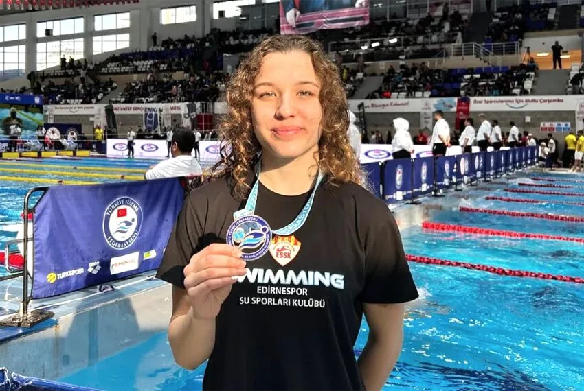 Edirneli Yüzücü Zeynep Türkiye Şampiyonu oldu