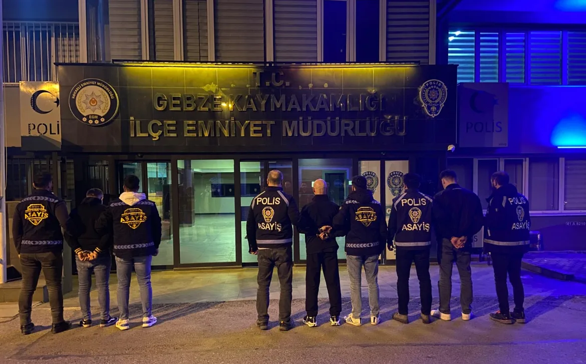 Kocaeli’de akaryakıtını gasbetmek istedikleri sürücüyü yaralayan 3 kişi yakalandı